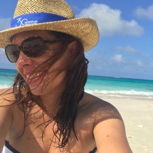 Meet your Posher, Danett